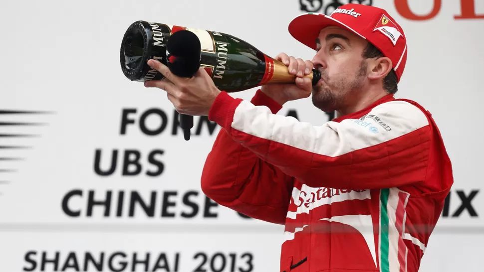 CELEBRACION. El asturiano consiguió su segunda victoria en el circuito chino. REUTERS