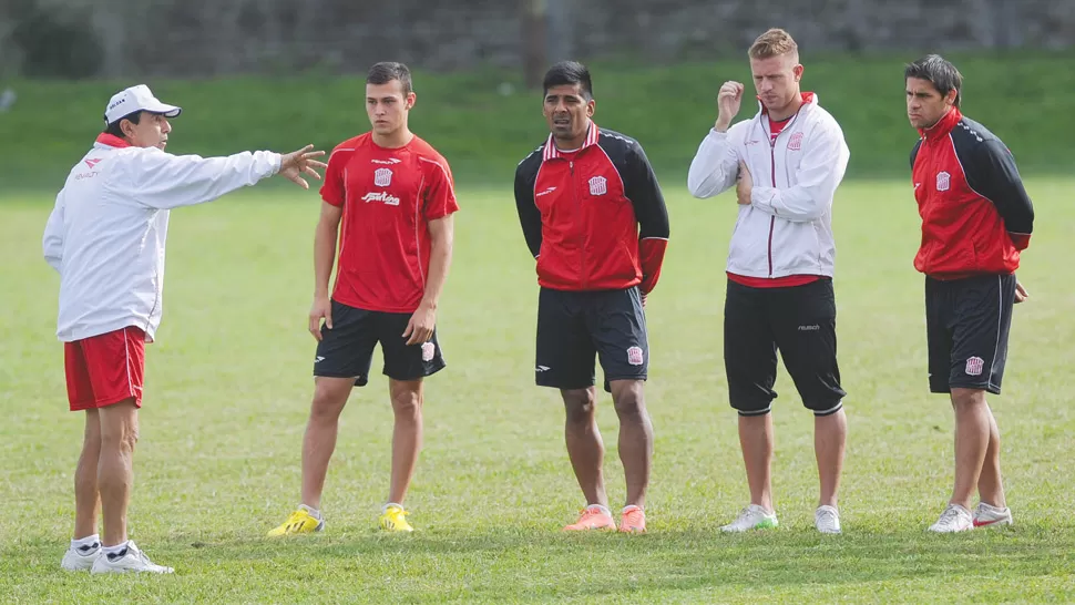 NO PIERDE EL TIEMPO. Carlos Roldán quiere que su equipo siga progresando en el rendimiento; por eso, en cada entrenamiento, no se cansa de dar indicaciones. LA GACETA / FOTO DE ANALÍA JARAMILLO (ARCHIVO)