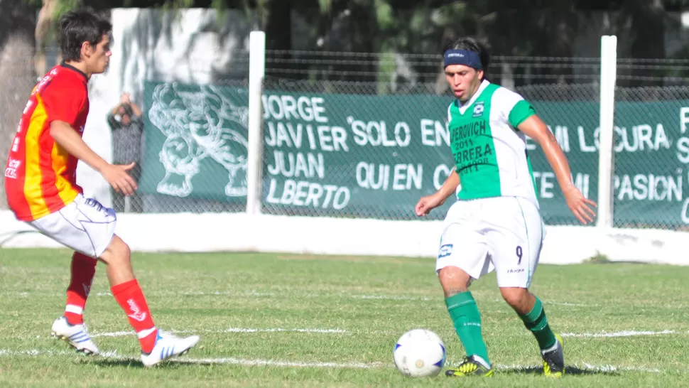 INTENTO. Diego Leguizamón maniobra ante Queirolo, de Instituto Santiago. FOTO GENTILEZA DE DIARIO PANORAMA DE SANTIAGO DEL ESTERO