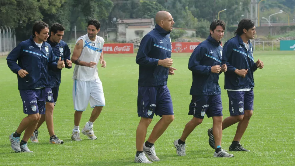 NO SE RESIGNAN. Si bien hablar de ascenso parece un sueño que no será cumplido, los jugadores del decano no se desaniman y confían en que en esta recta final del campeonato darán la sorpresa. LA GACETA / FOTO DE ANTONIO FERRONI