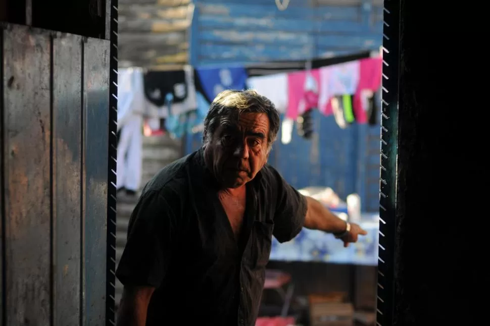 DESILUSIONADO. Manuel recorre cada rincón de la humilde casilla en la que vive y señala los daños que ocasionó su hijo, cegado por las drogas. LA GACETA / FOTO DE DIEGO ARAOZ