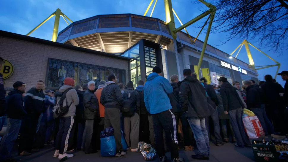 ENFRENTAMIENTOS. Hinchas y revendedores protagonizaron incidentes en la venta de tickets. REUTERS