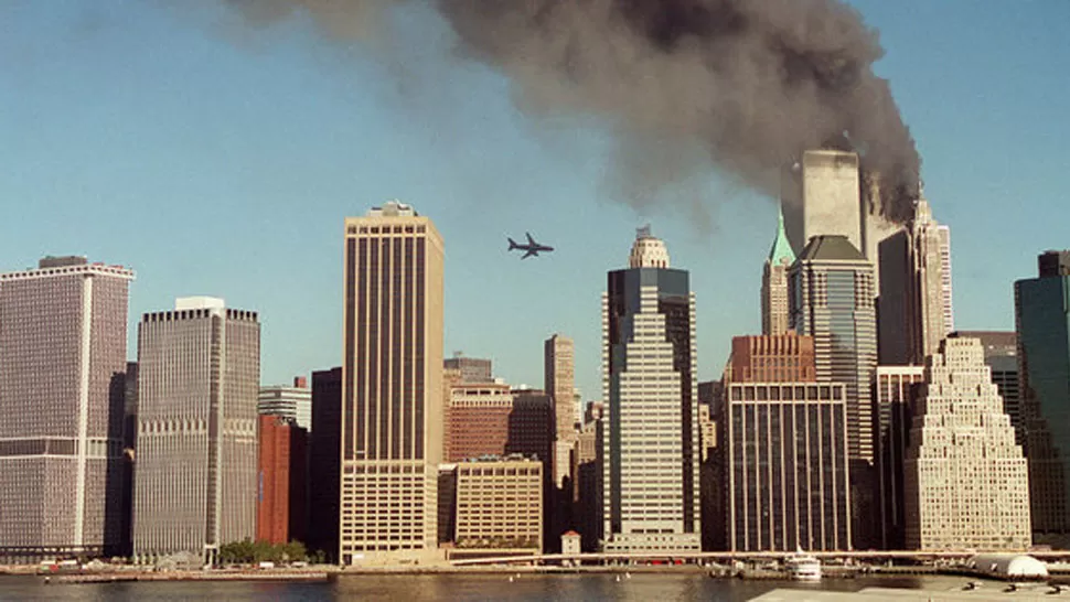 IMPACTO. El segundo avión se dirige las Torres Gemelas. FOTO TOMADA DE NYTIMES.COM