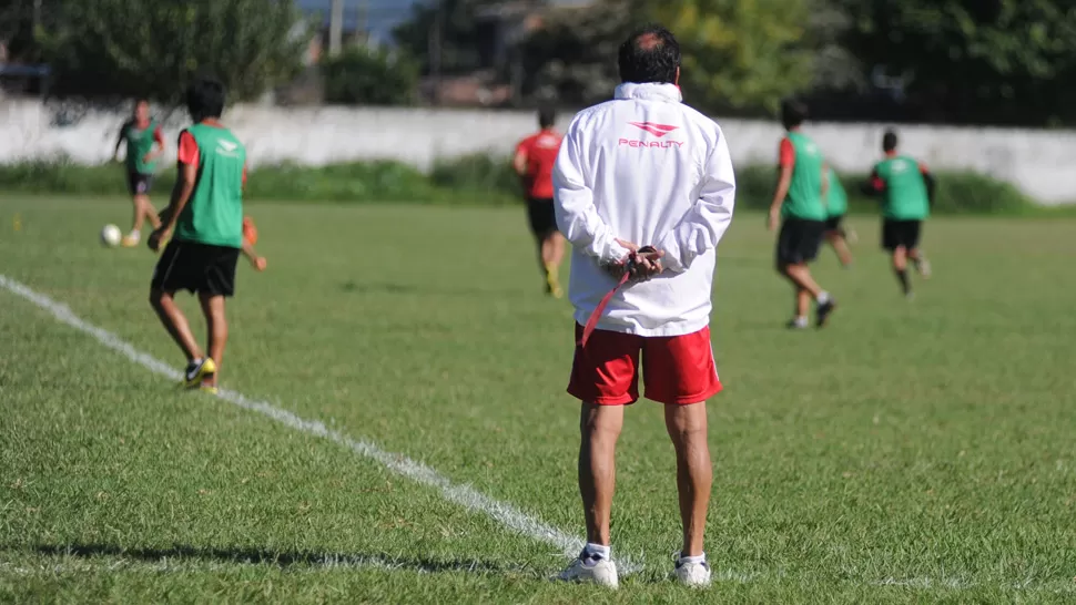 REPITE. El DT santo conservará a 10 de los titulares que ganaron el viernes en Salta. ARCHIVO LA GACETA / ANTONIO FERRONI