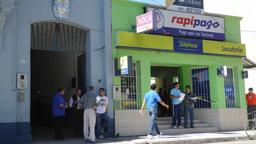 AUDACIA. Las mujeres intentaron robar en un comercio que se encuentra al lado de la sede policial. LA GACETA / FOTO DE OSVALDO RIPOLL