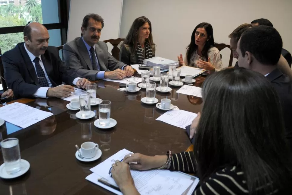 MESA DE TRABAJO. Vargas Aignasse habla a consejeros y parlamentarios. LA GACETA / FOTO DE DIEGO ARAOZ