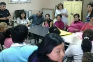 Entró a una escuela y, mientras la maestra daba clases, le robó la cartera del escritorio