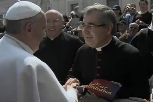 Messi y el Papa, unidos por una camiseta del Barcelona