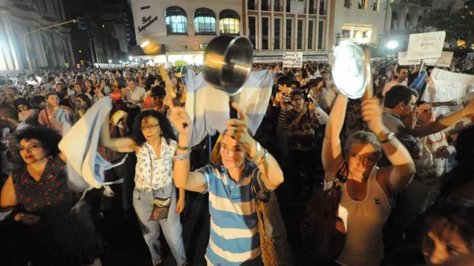 OTRA VEZ. El cacerolazo del 8 de noviembre pasado reunió a miles de personas en la Plaza Independencia. LA GACETA / OSVALDO RIPOLL