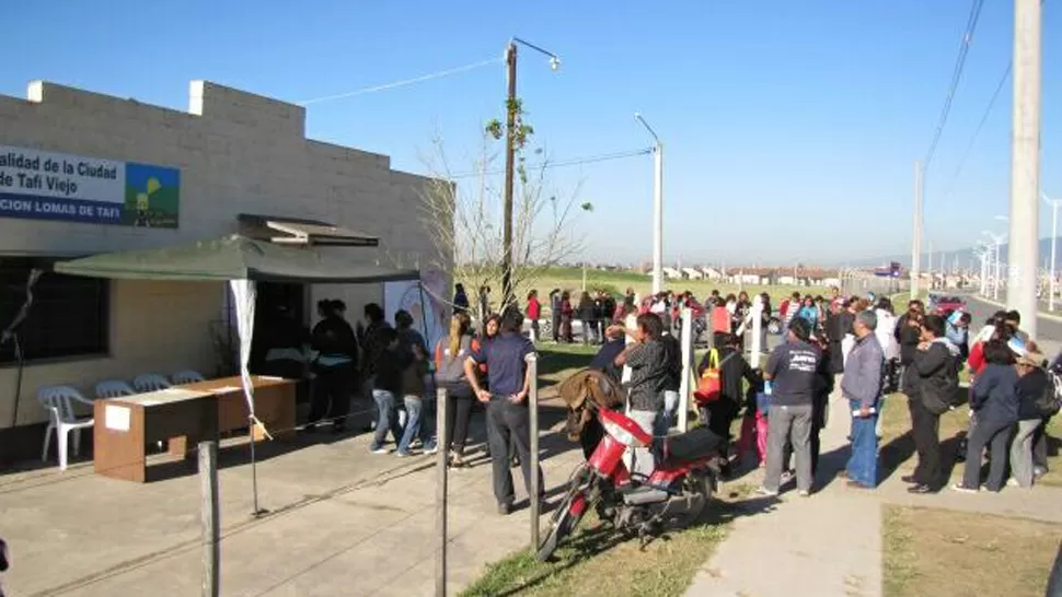 MAL TRAGO. Los vecinos se enojaron debido a los pocos turnos que se entregan por día. LA GACETA / FOTO DE JOSE INESTA