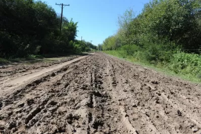 Trasladan en carros a muertos y enfermos porque los caminos están arruinados