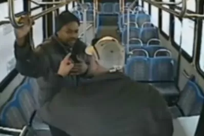 Un chofer le dio una paliza y bajó del colectivo a un pasajero