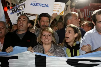 Dirigentes opositores marchan contra el gobierno desde Santa Fe y Callao