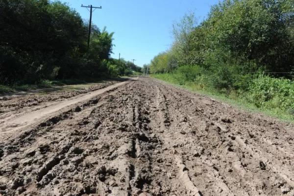 Trasladan en carros a muertos y enfermos porque los caminos están arruinados