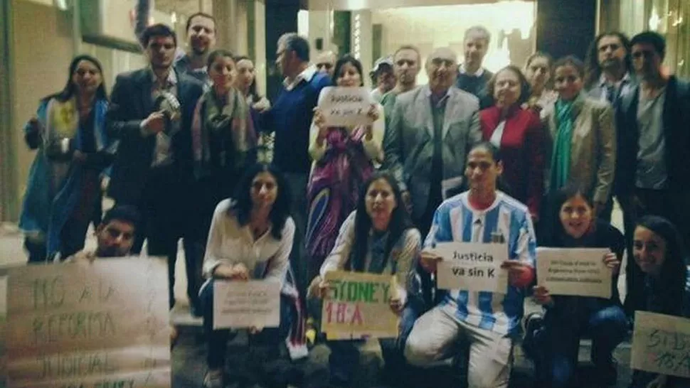 AL OTRO LADO DEL MUNDO. Twitteros argentinos en Australia difundieron la imagen del primer cacerolazo del 18-A. FOTO TOMADA DE LANACION.COM.AR