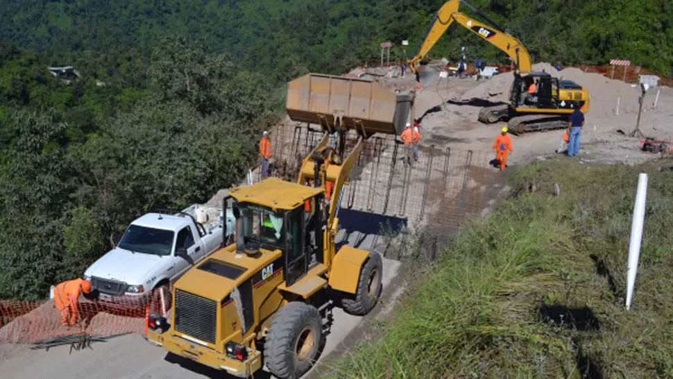 PACIENCIA. Al menos 30 minutos deben esperar los automovilistas para poder avanzar. GENTILEZA JAVIER ASTROGA