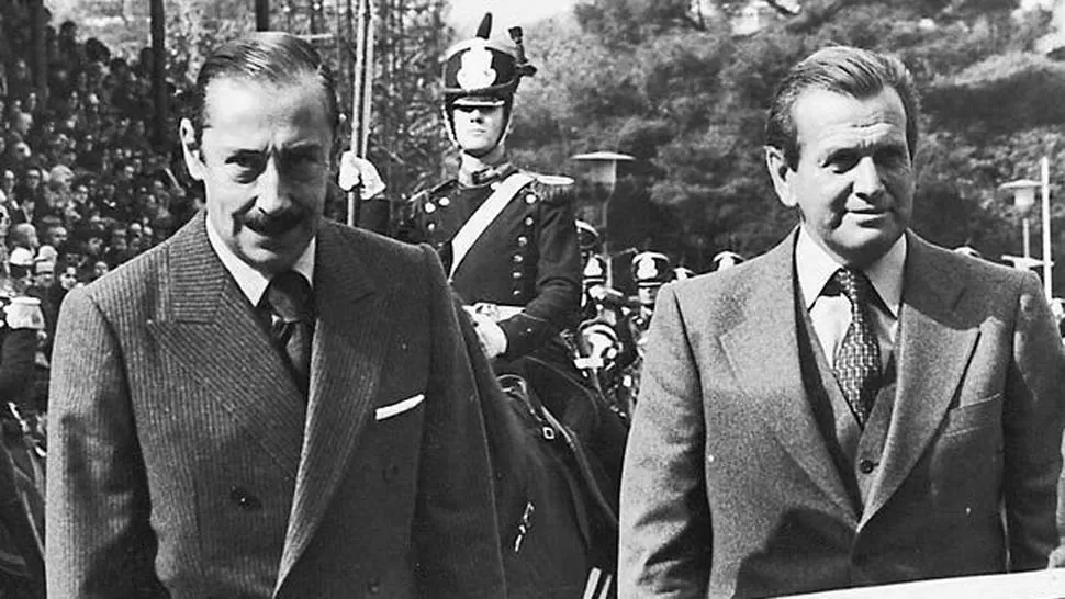 EL PASADO LO PERSIGUE. Jorge Zorreguieta (derecha) en una imagen junto al ex dictador Jorge Rafael Videla. FOTO TOMADA DE ABC.ES