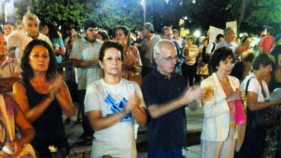 EMPEZÓ EL RUIDO. Con cacerolas o con las manos, los tucumanos hacen escuchar su descontento. LA GACETA/ FOTO DE JOSÉ INESTA.