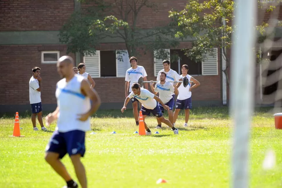 PREPARADO. Ladino inicia los trabajos físicos de la mañana de ayer, en compañia de Dutari, Calgaro, Pereyra y Galíndez. 