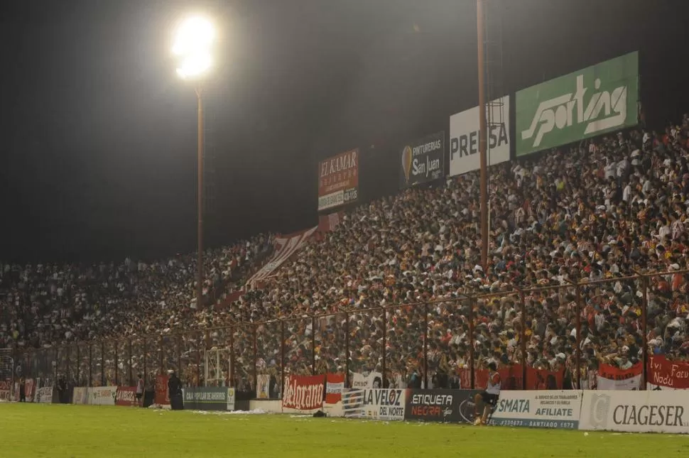 SIEMPRE A LA PAR DEL EQUIPO. EL público volvió a decir presente; colmó el estadio que lució sus mejores galas, alentó en todo momento, pero se fue masticando bronca por el 0-1 que alejó el sueño. 