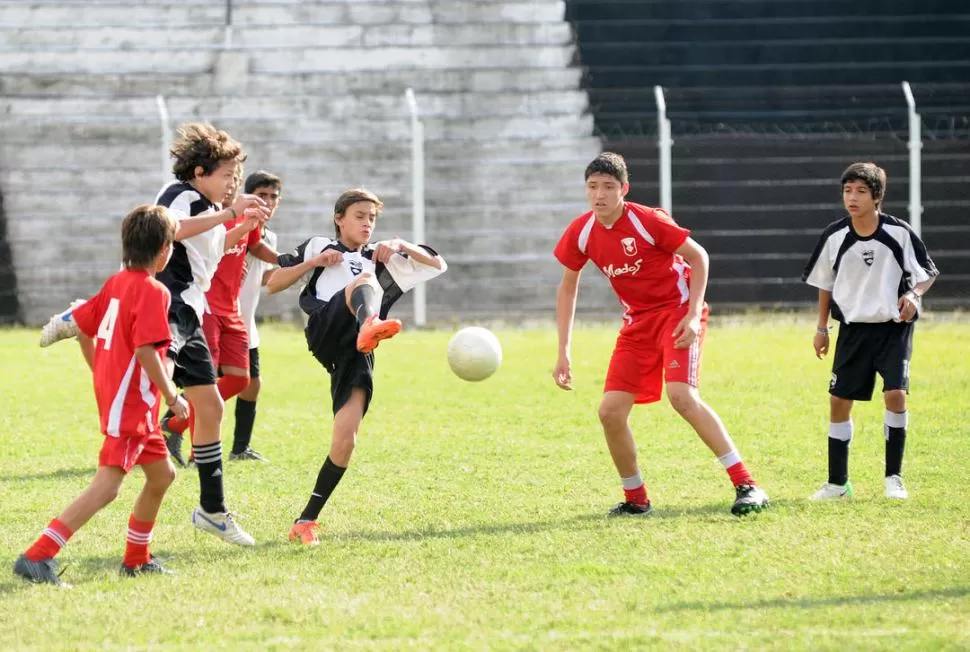 NO SE SACARON VENTAJAS. Central Norte A y Tucumán Central A igualaron sin goles en el partido de la clase 2000. 