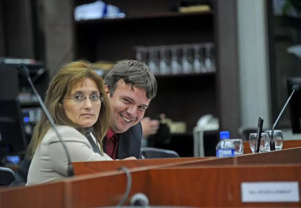 SONRISA. En el juicio, Julio Fabián Acevedo, apodado La Chancha Rubia (según la Policía), se mostró confiado junto a su abogada Gloria Hansen. LA GACETA / FOTO DE FRANCO VERA