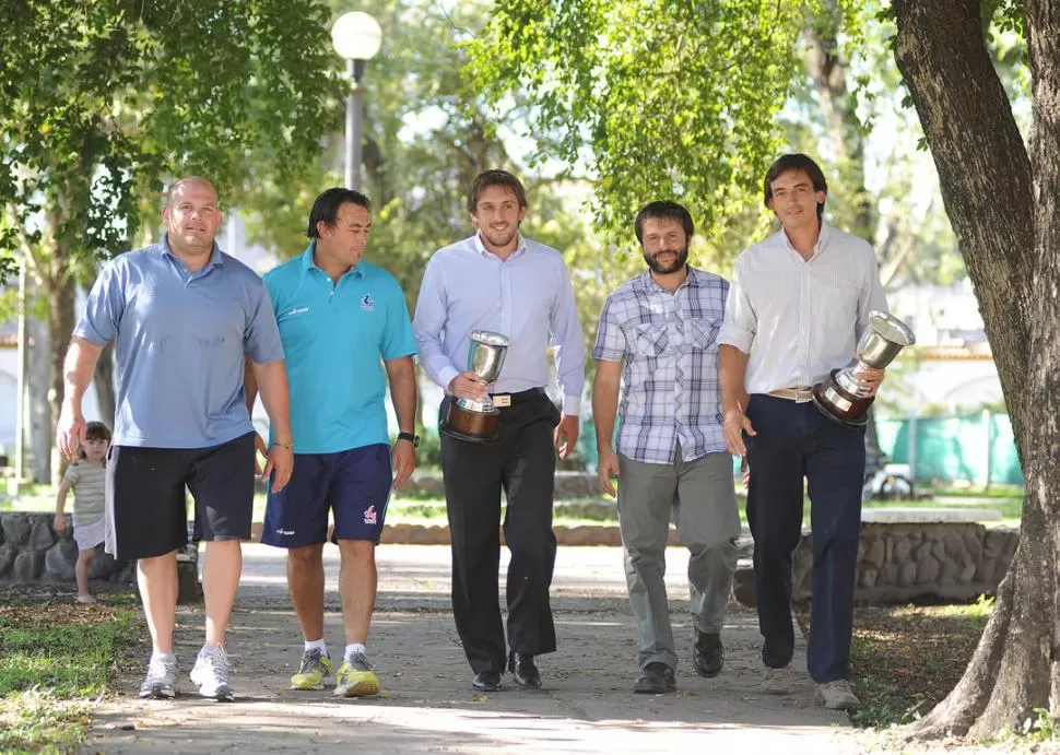 DE VUELTA A LA VIDA NORMAL. Leopoldo, Rudy, Patricio, Mariano Odstrcil y Mariano Fernández hicieron una pausa en sus actividades para posar con los trofeos. Fue una irresponsabilidad de la UAR no tener presencia en el torneo, coincidieron. 