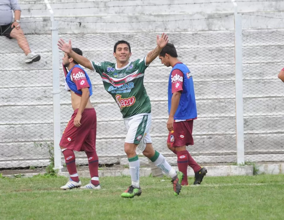 UNA NOCHE PERFECTA. Guillermo Acosta festejo por duplicado ante Gimnasia y Tiro, en el Gigante del Norte en el empate que consiguió San Jorge. 