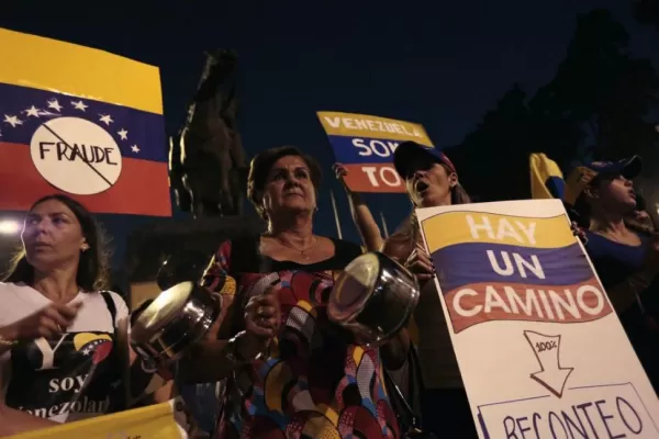 Maduro asume la presidencia, pero la oposición no le reconoce legitimidad