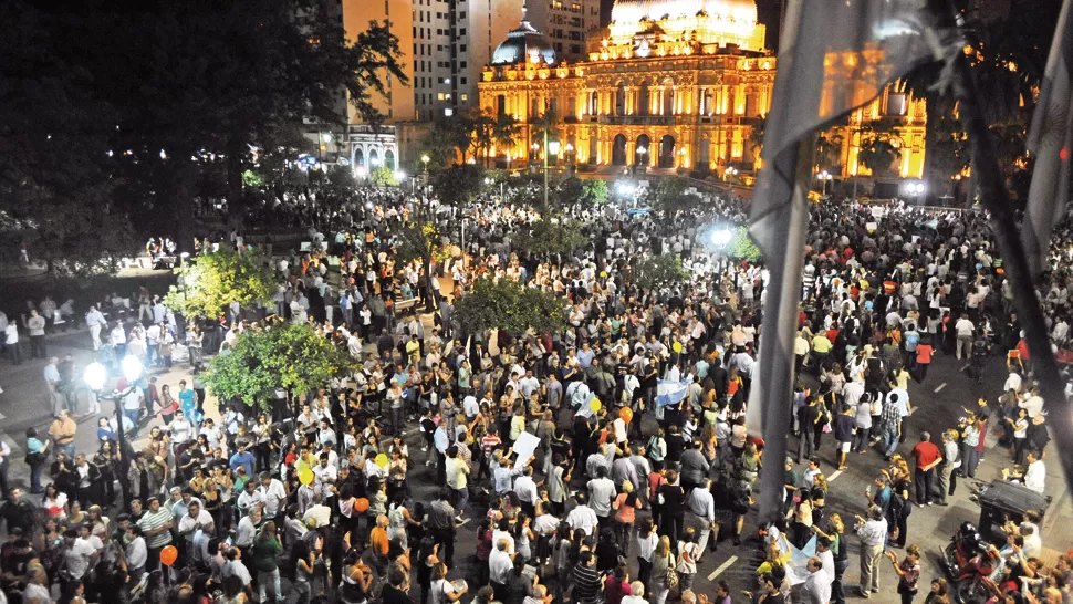 EN TUCUMÁN. Miles de personas pidieron respeto por la independencia de los poderes -en especial para la Justicia- y exigieron que se termine la corrupción. LA GACETA / FOTO DE OSCAR FERRONATO 