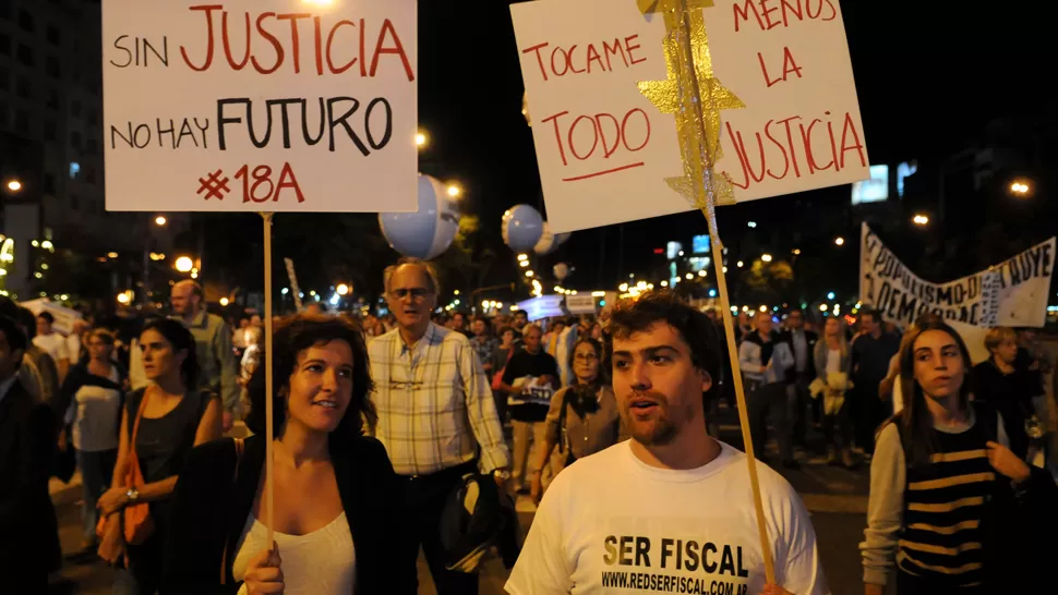 A LA CALLE. MIles de porteños rompieron con sus rutinas y se sumaron a la protesta. DYN