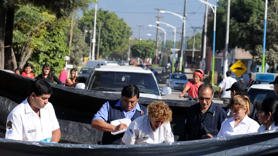 CONVULSION. En el barrio 11 de Marzo se alteró la mañana por el hecho. LA GACETA / FOTO DE DIEGO ARAOZ