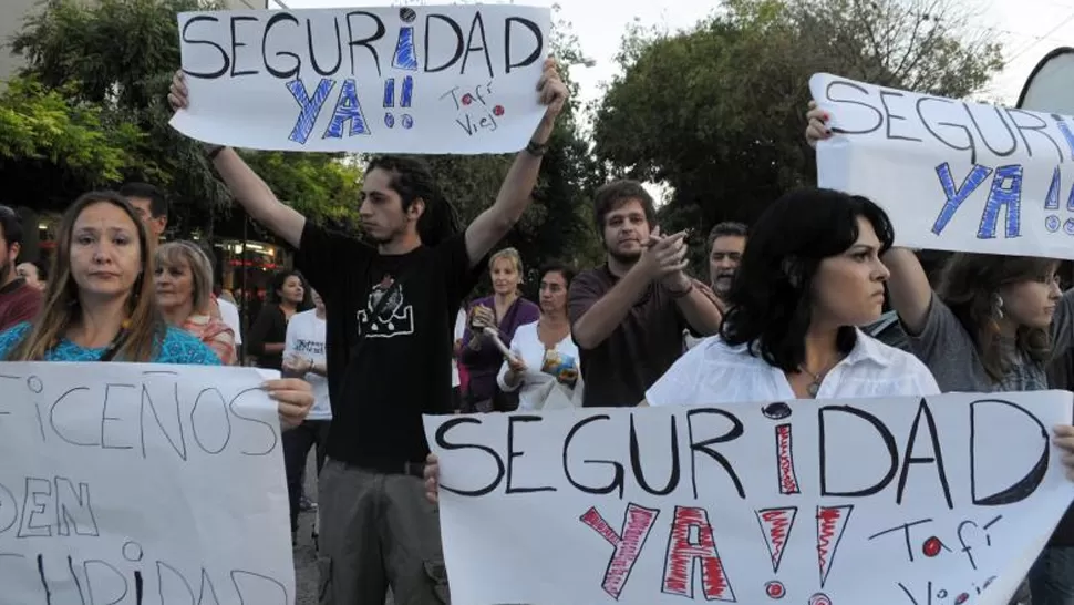 EN LA CALLE. Los vecinos realizaron varias marchas en las tres últimas semanas. ARCHIVO LA GACETA / FOTO DE DIEGO ARAOZ