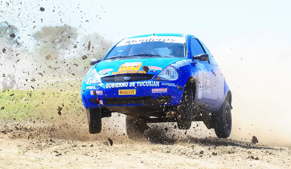 TREMENDO SALTO. Fabián Ghiggia lleva a las alturas al Ford Ka, mientras las piedras y la tierra vuelan en el camino correntino donde se corrió la carrera.