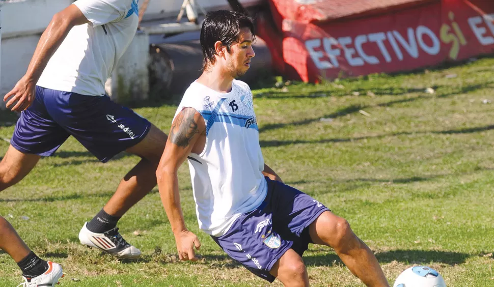 EJERCICIO. Galíndez remata en una de las actividades que realizó el plantel en el Monumental, conocida ya la suspensión.