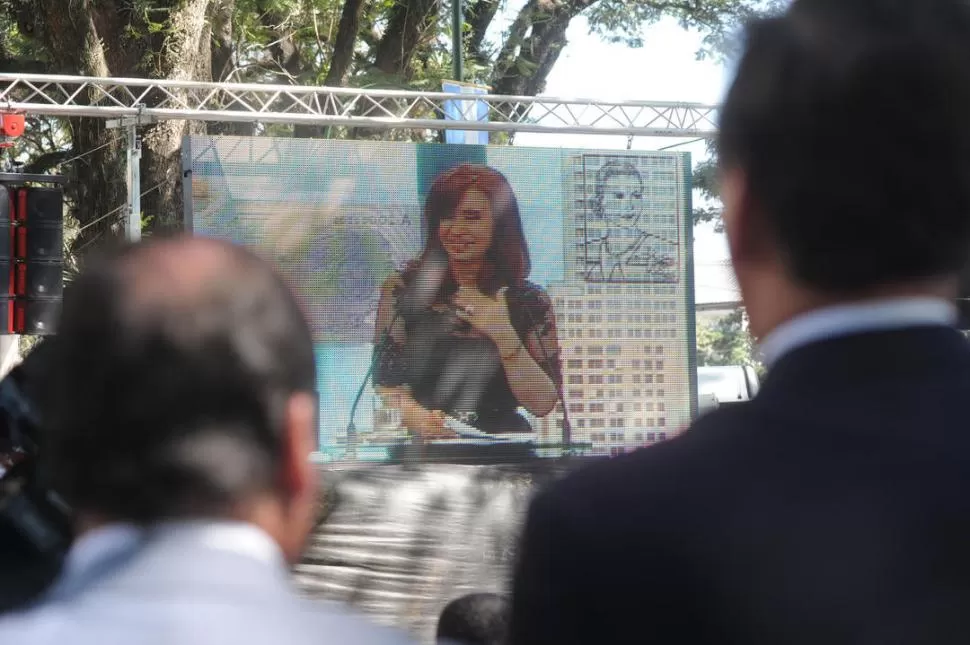 TELECONFERENCIA. Cristina participó del acto desde la Casa Rosada.  