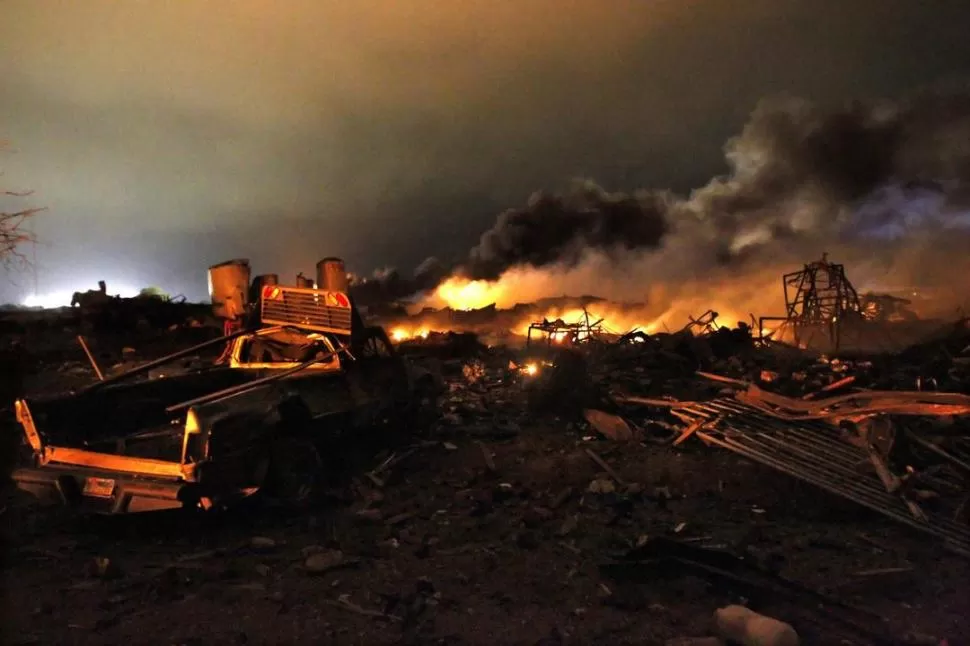 SÓLO RESTOS HUMEANTES. El escenario posterior a la explosión de la planta de fertilizantes fue comparado con una zona de guerra por la Policía. REUTERS