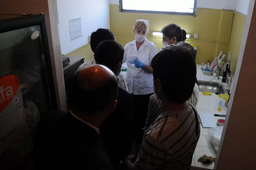 EN LABORATORIO. En la sede de la Policía Científica se realizó ayer el procedimiento, que fue encabezado por la bioquímica Lilia Moyano. LA GACETA / FOTO DE DIEGO ARAOZ