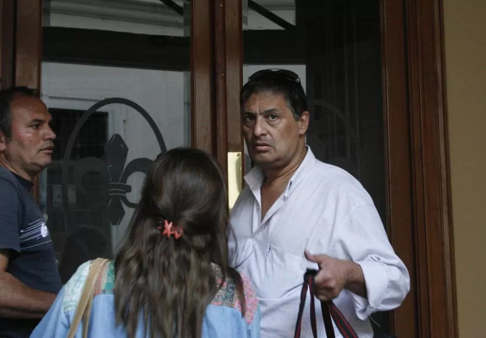 EN EL EDIFICIO. Daniel Heredia, hijo de la ex concejala Teresa Felipe de Heredia, prefirió no hacer declaraciones, tras charlar con el portero. LA GACETA / FOTO DE MARíA SILVIA GRANARA