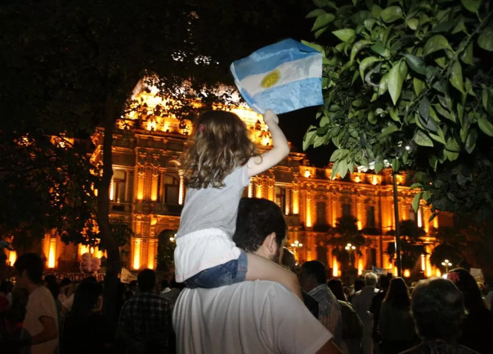 EN ALTO. Familias enteras salieron anoche con banderines a la plaza Independencia para solicitar cambios al PEN. LA GACETA / FOTO DE MARIA SILVIA GRANARA