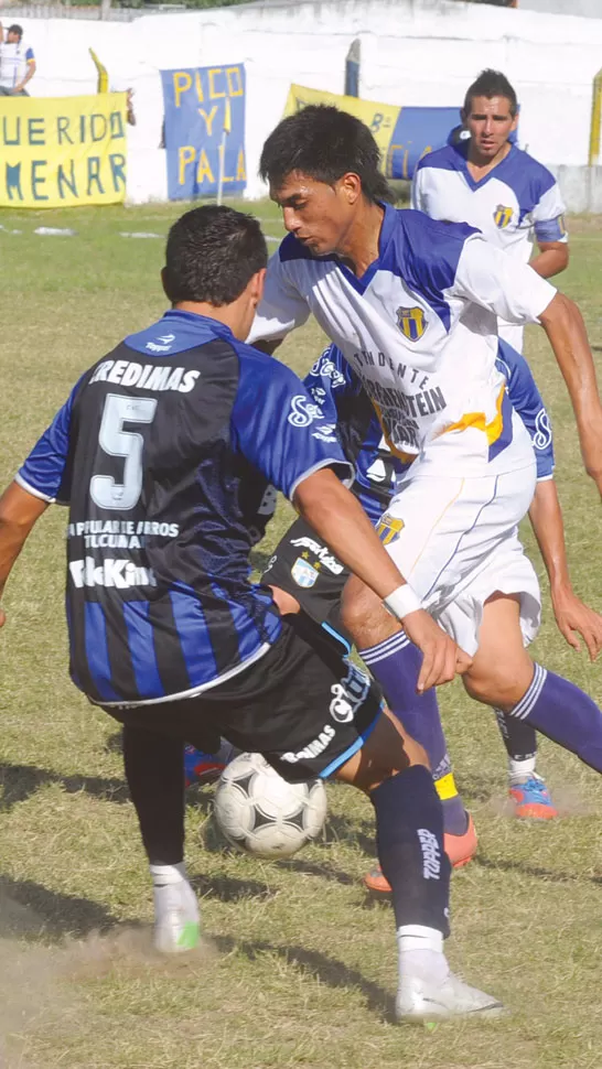 FRICCIONADO. Santillán trata de dejar en el camino a Valdez de Atlético. LA GACETA / FOTO DE ANTONIO FERRONI