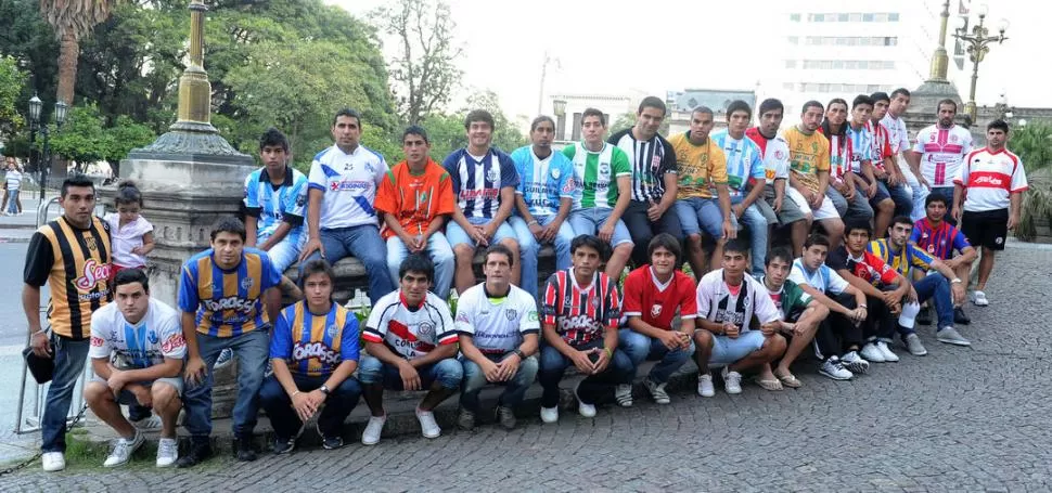 APUNTAN ALTO. Reunidos por LG Deportiva, representantes de 26 de los 30 equipos posaron en las escalinatas de Casa de Gobierno. A partir de hoy, comenzarán un largo camino hacia el título del Anual. 