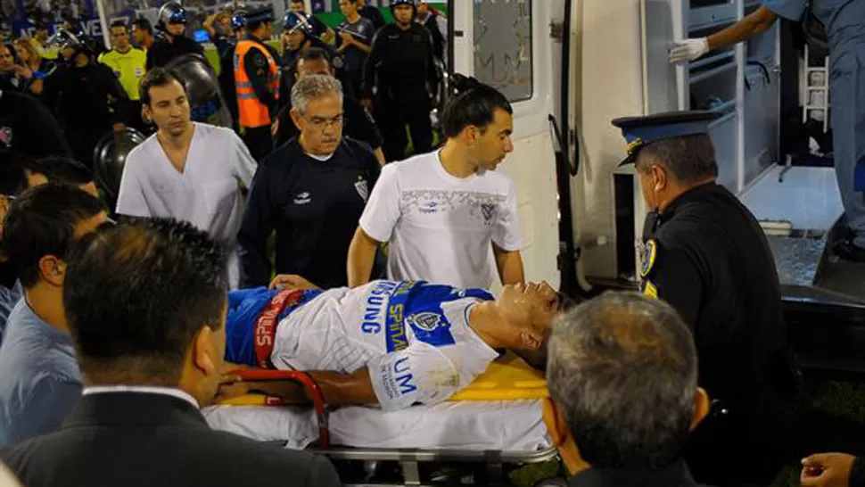 GRAN SUSTO. La cancha se paralizó durante el ataque del mediocampista. FOTO TOMADA DE FOTOBAIRES.COM