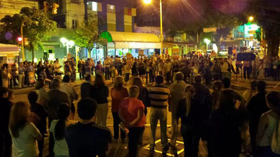 EN LA CALLE. Los vecinos se manifestaron en el centro de la ciudad. LA GACETA/ FOTOS DE DAVID CORREA.