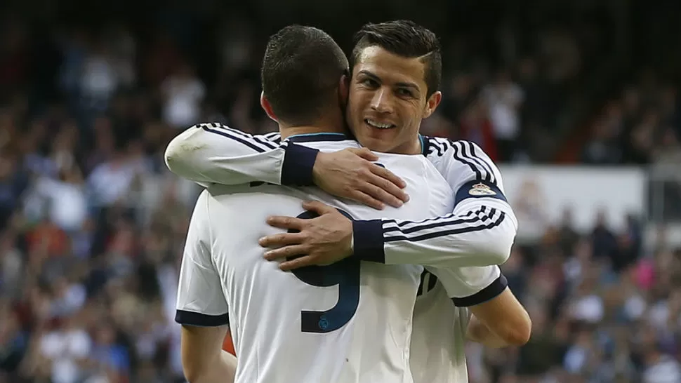 ABRAZO. Benzema y Cristinano festejan el gol merengue. REUTERS