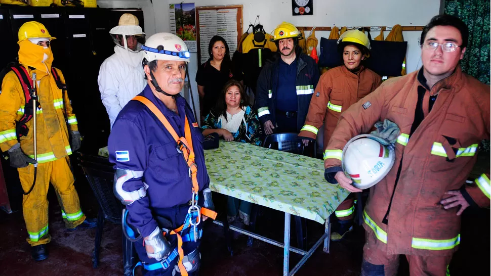 TODOS JUNTOS. En la foto aparece gran parte de la familia González, con Lourdes sentada en el medio, y también Marcelo, uno de los fundadores, y Andrés Arroyo, uno de los primeros cadetes que se formaron allí. LA GACETA / FOTO DE ANALÍA JARAMILLO 