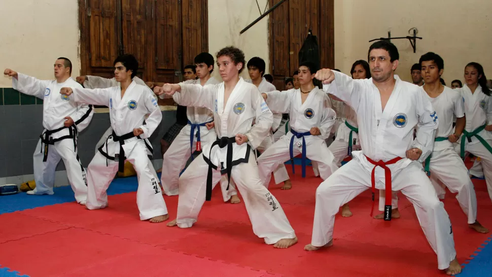 EN PLENA PRÁCTICA. Cada vez más personas concurren a las academias para aprender técnicas orientales de autocontrol y defensa. En esta clase de taekwondo, no hay distinción de género: mujeres y varones incorporan a sus vidas destrezas para poder desenvolverse con seguridad. LA GACETA / FOTO DE MARIA SILVIA GRANARA 