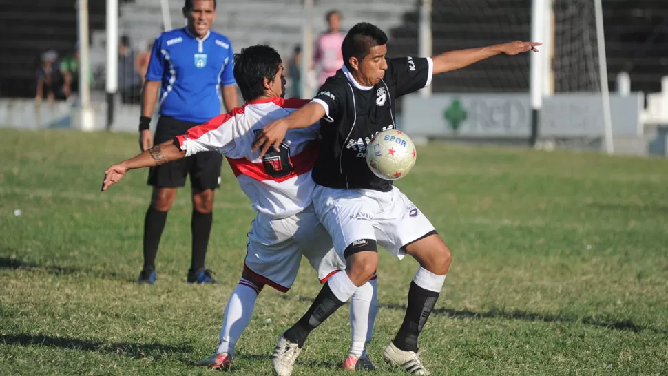 LUCHA EN EL MEDIO. Contreras, de Central Norte, cubre con el cuerpo la pelota ante Mamaní, volante de All Boys. LA GACETA / FOTO DE ANTONIO FERRONI