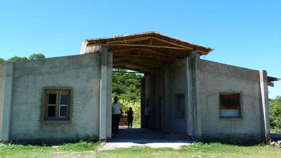 LA PRIMERA. El prototipo de casa hecha con materiales del lugar -bloque cemento, bambú y totora- atrae al visitante. La idea es aprovecharla como hospedaje. LA GACETA / FOTOS DE NORA LIA JABIF Y HECTOR PERALTA
