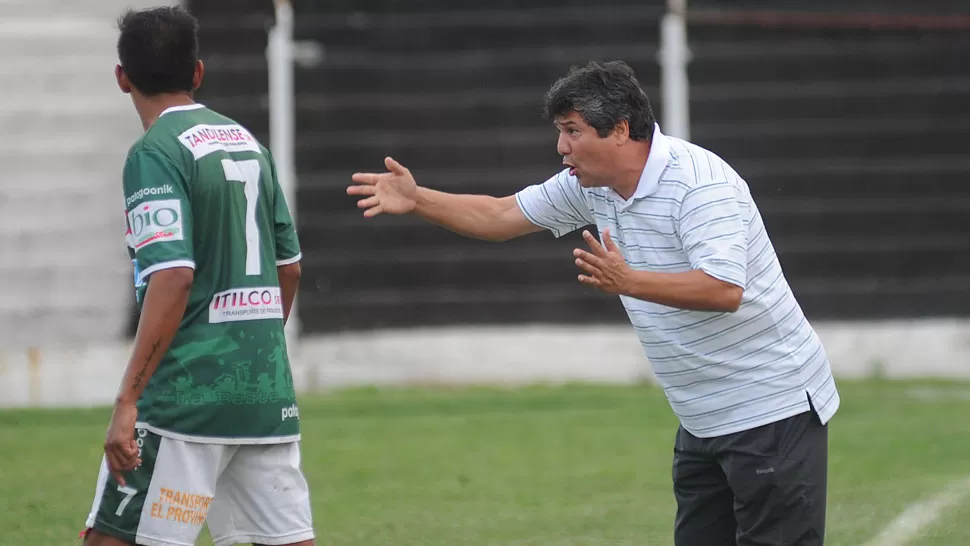 PRIMERO ESTÁ EL EXPRESO. El técnico Osvaldo Bernasconi quiere vencer a los mendocinos, pero para que su equipo siga prendido en los primeros puestos. LA GACETA / FOTO DE HÉCTOR PERALTA (ARCHIVO)